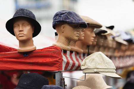 人造的其中一个是出类拔萃的塑料模特头在户外市场戴帽子店铺贸易图片