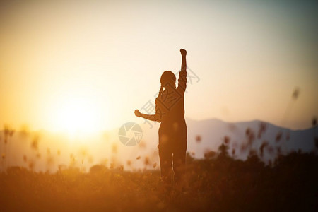 崇拜女人在美丽的天空背景上祷告的月光和平精神图片