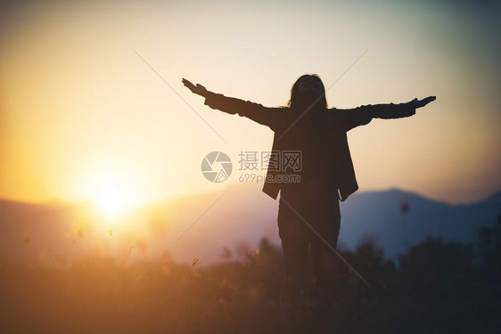 女士人在美丽的天空背景上祷告的月光救恩上帝图片