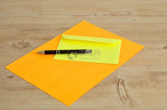 商业丰富多彩的橙色纸和黄信封带黑笔静止的图片