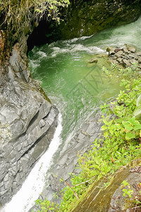 流动的富有在丰矿产河流中水和快速绿色图片