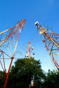 电信蜂窝用于传输电视信号的有阳光电讯塔用来传送电视信号的天线图片