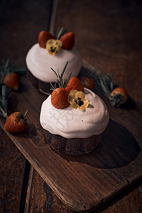 甜点美食味的自制巧克力蛋糕配草莓奶油巧克力蛋糕配草莓奶油烹饪图片