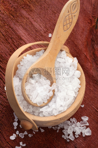 海用勺子制成的木碗中盐水晶头温泉图片