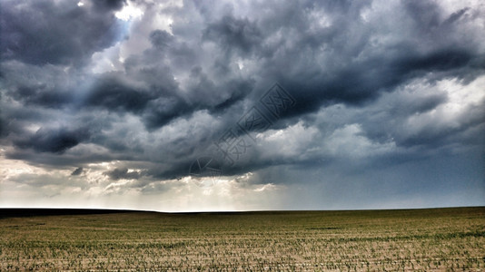雷风暴云景阴多黑暗的天空在一片田野上笼罩着乌云图片