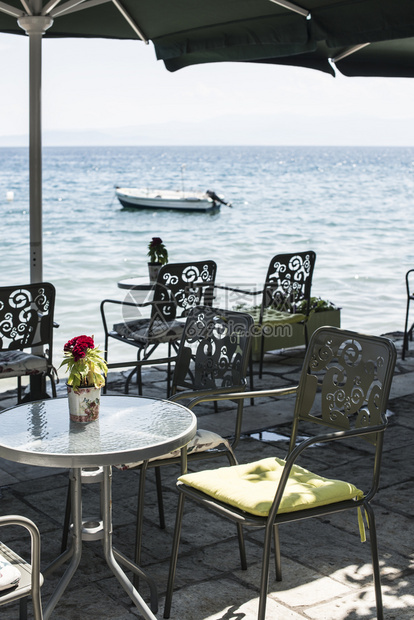 酒吧采取海滩上户外餐厅的桌背景是船阳台图片