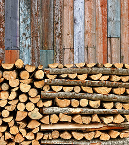 棕色的细节老堆积木柴在旧风湿多彩的木制墙壁上图片