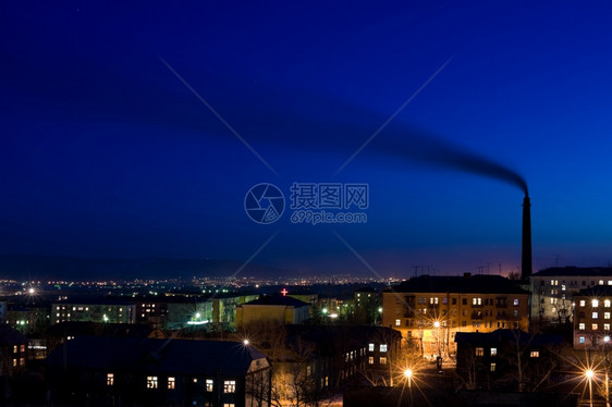 高的烟熏钟盘在夜城云中冒烟复制空间黑暗的波德希瓦洛夫城市图片