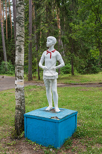 俄罗斯苏维埃时代一个男孩的雕塑他拿着鼓和红领带旅行文化历史图片
