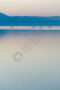 蓝色的排风景在Baikal的一艘载有驳船拖轮车队中图片