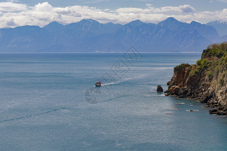 安塔利亚托罗斯山脉海洋和船只景观滩岸图片