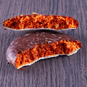 美味的熟食甜米饭巧克力吐司在木制桌子上美食图片