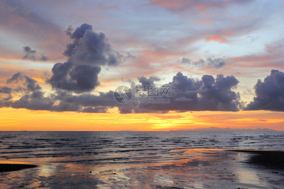 蓝色的户外海洋上美丽的天空风景观海岸图片