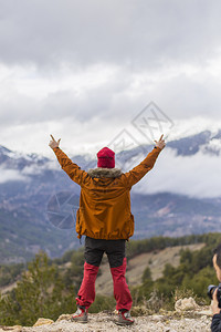 提高幸福人与之间在高山上起立洋得意图片