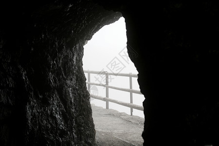 小路山孤独从洞穴查看背景图片