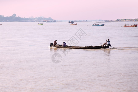 最多运输2015年月7日伊拉瓦底河是一条从北向南穿过缅甸的河流也是一条最重要的水道这是一条连接缅甸横经和过的河流水路图片