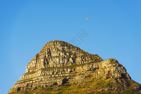 狮子头峰南非开普敦的一个里程碑滑翔伞游客天空国民图片