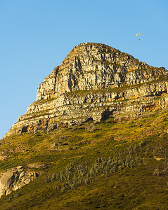爬坡道狮子头峰是南非的一个里程碑上面有一个滑翔伞天空旅行图片
