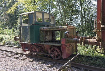 位于贝尔圭姆火车站修道院的上生锈绿色小机车旅行腐蚀金属图片