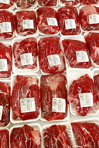 食物包装好的切牛肉和将半成品包装在商店橱窗肉类产品中超级市场图片