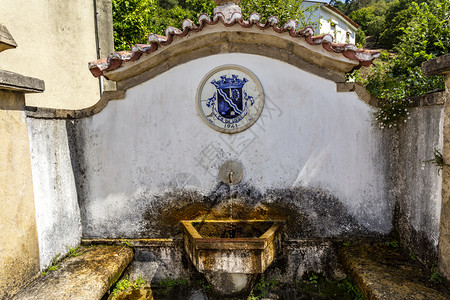 Candal的泉水喷Candal是位于葡萄牙科英布拉Lousa山区的一个沙草村镇卢萨历史背景图片