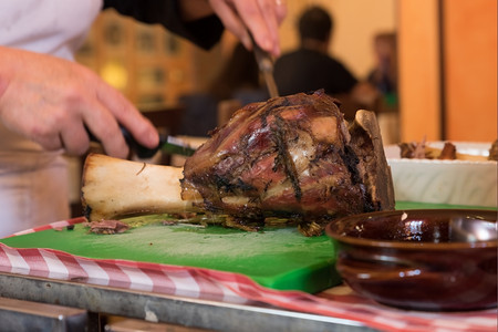 在意大利餐厅切肉时烤牛的中点炖美食切割图片