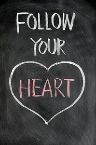 跟着你的心在黑板上用粉笔画健康平移追赶图片
