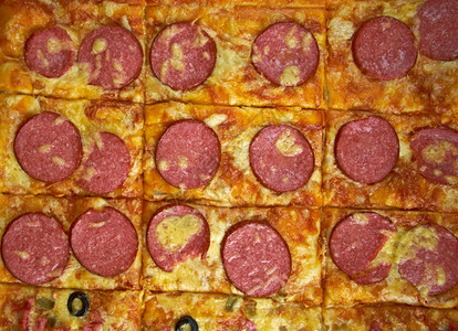 西餐披萨桌上的比萨背景