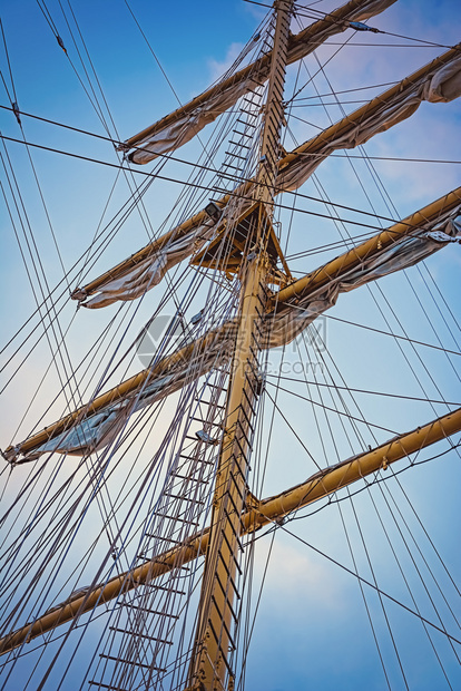 帆船天马座背景上的帆船马斯图案海洋的运输航图片