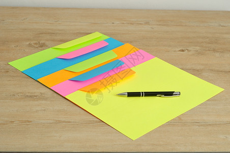 带黑笔的不同彩纸和信封的颜色邮政息丰富多彩的图片