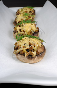 香菇烹饪切片配有蔬菜塞和奶酪的可尼翁图片