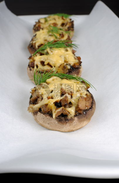 香菇烹饪切片配有蔬菜塞和奶酪的可尼翁图片