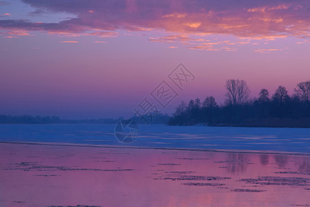在Bug河上紫色突出的天空和波兰1月水中反射的浮光二月一冰图片