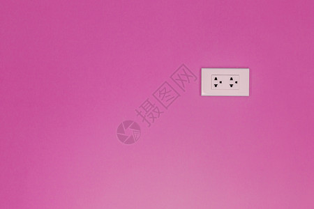 电器白色的在粉红水泥墙上安装的白色电源插座活力图片