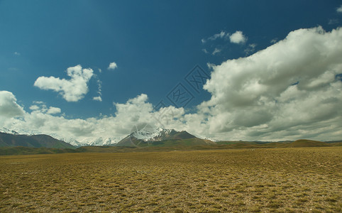 绿色天空高的吉尔斯坦Osh地区AlayAlay山谷吉尔斯坦帕米山脉图片