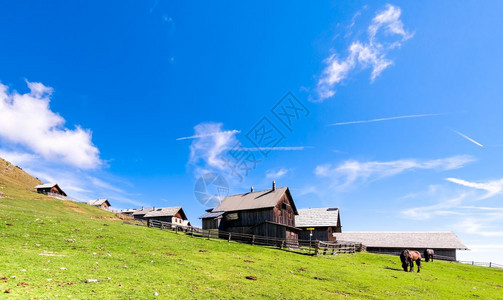 山上小村庄场地屋环境图片