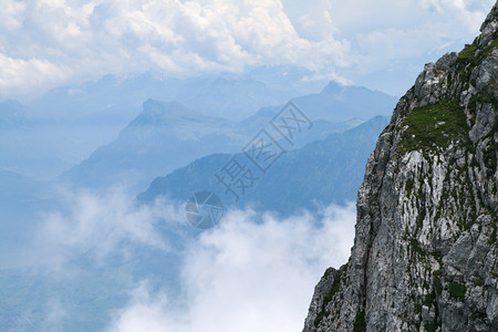 多于宽度阿尔卑斯山深坡全景图片