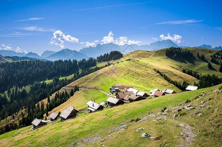 木制的纳达林山上小村庄草地图片