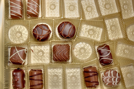 好的细节糖果盒中不同种类的巧克力糖罐头吃过图片