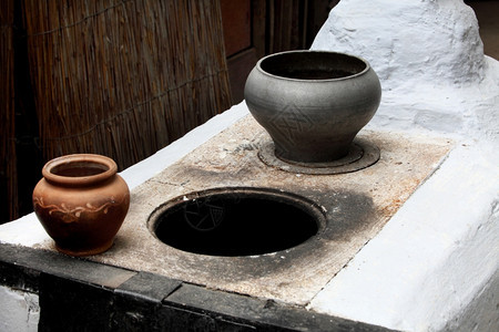 砖一种烹饪俄罗斯老旧炉灶和在烤中做饭的金属锅图片