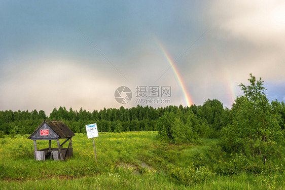 土地自然云景夏日阴多彩的双横幅风景图片