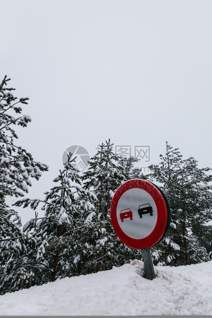 场景禁止的自然白雪路上没有超过的标志图片