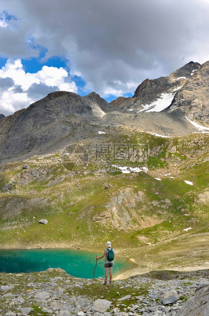 高山蓝湖附近的远足者高风景优美一种图片