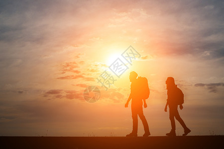 冒险游客远足两位徒步旅行者与背包享受日落时光的休眠轮回两位徒步旅行者与背包享受日落旅行概念图片