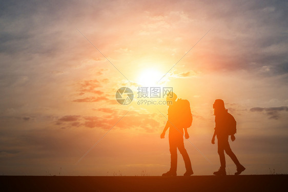 冒险游客远足两位徒步旅行者与背包享受日落时光的休眠轮回两位徒步旅行者与背包享受日落旅行概念图片