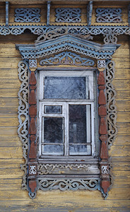 玻璃框架乡村俄罗斯旧木屋内有雕刻的拱门窗图片