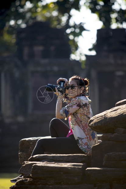 一种坦率在旅行目的地拍摄Dslr影机照片的亚洲女校对Portnoy闲暇图片
