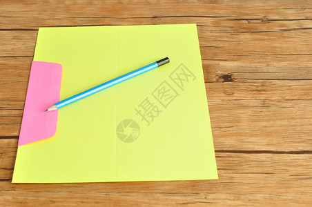 颜色空白的黄纸和粉红信封还有笔写作图片