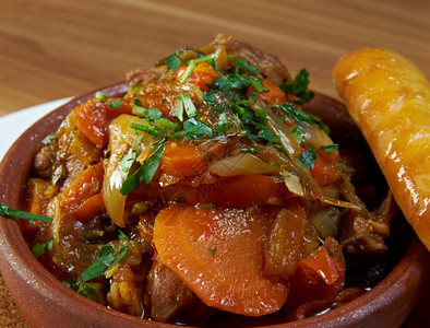 格鲁吉亚传统菜土豆绿和大蒜配有西红柿黄豆土绿菜和大蒜羊肉胡椒图片