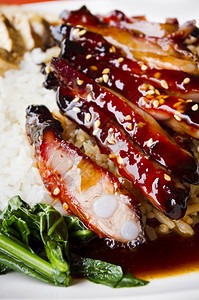 菜肴旅行风格的烧烤猪排和大米肉在亚洲很流行在唱诗班拍摄一顿饭图片